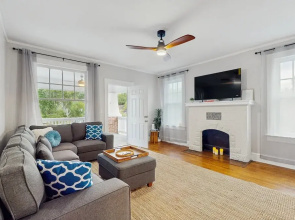 Spacious Duplex With Private Balcony, Washer & Dryer, and Wifi