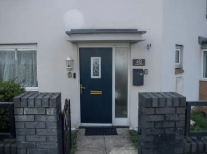 Bright 4-bed Swansea Getaway With Parking