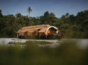 Spice Coast Cruises CGH Earth-Houseboat