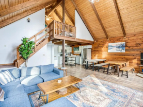 Modern Cabin w Hot Tub, Pond, Deck, Fire Pit, WiFi