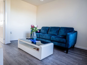 2-bed House With Canal View, Garden & Petsok