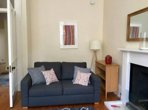 Quiet 2 Bedroom Apartment close to the City Centre