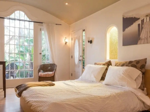 935 Venice Beach - Studio Apts
