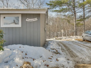 Single-story Cottage in Glen w/ Deck & Near Skiing