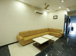 Royal Crown By OYO Rooms