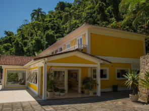 Linda villa com praia exclusiva, nove suítes em condomínio