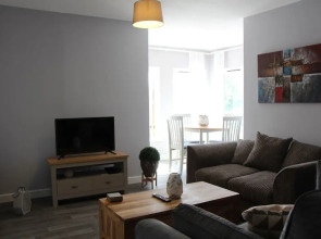 Gorgeous Newly Renovated 2 Bedroom Apartment