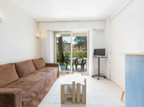 1 bedroom apartment in a residence with a swimming pool and a parking spot