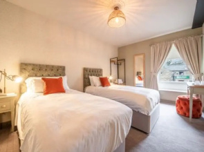 Host Stay Woodroffe Arms Hope Twin Room 2