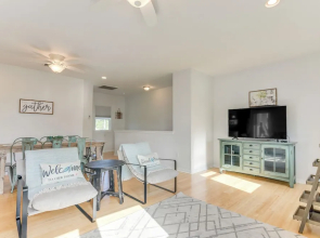 Seabrook Getaway w/ Balconies & Bay Views!