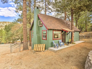 Wrightwood Cabin w/ Cozy Interior!