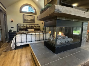 Luxury Gold Miner Cottage Walk to Britt