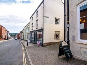 Elegant Ludlow Haven: 4Bed Ultimate Tranquility