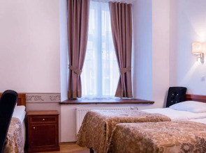 Отель Three Crowns Residents