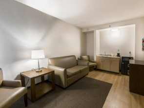 Red Roof Inn PLUS+ Long Island - Garden City