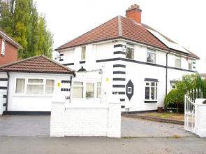 Large & Comfy House in Birmingham, 4 Bedroom,Secured Free parking ,Free wifi