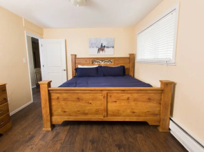 Quaint 2 Bedroom Minutes From Gondola