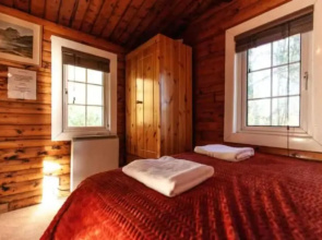 Cozy Mountain 2 Bed Log Cabin