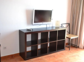 Fully equipped studio overlooking Mount Oiz