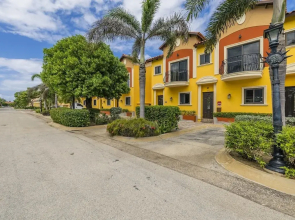 Gold Coast Townhome w Pools GYM 24 7 Security