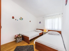 Beautiful Apartment in Maslenica With 3 Bedrooms and Wifi