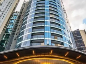 2BR Luxury Skytower CBD Pool Gym Netflix