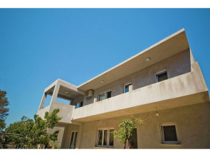 Modern 3 Bedroom Apartment, With 2 Bathrooms, Kitchen, Living Room and Airco