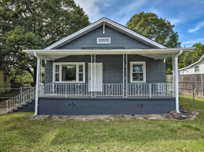 Cozy Greenville Bungalow ~ 2 Mi to Downtown!