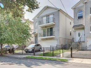 Modern Newark Vacation Rental ~ 3 Mi to Airport!