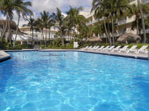 Days Hotel - Thunderbird Beach Resort