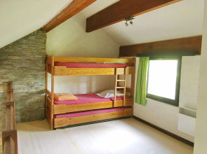 Nicely Furnished Bungalow with Fireplace near Maas