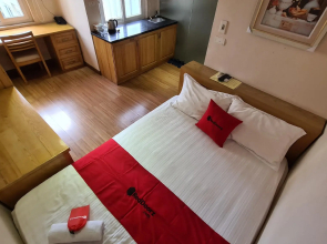 Reddoorz near Tran Duy Hung Street 3