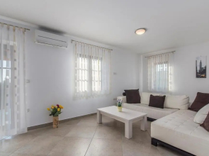 Spacious Villa Nikka with Beautiful Garden and Pool