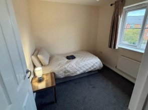 4 Bedroom House Sleeps 8 - Free Parking - Garden