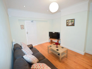 Fantastic 4 Bedroom House In Bath With Garden