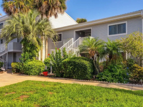 Pool Access & Lanai: Riverfront Welaka Condo!