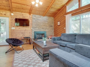 Private Hot Tub & Game Room: Cleveland Getaway