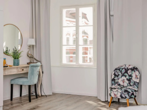 Junior Suite with air conditioning and private parking in the historic city centre with view