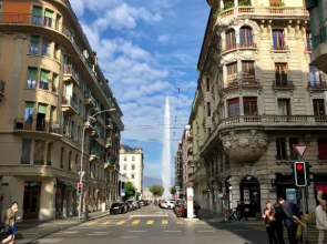 Central 2 bedroom flat in heart of Eaux-vives