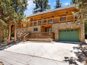 2031-fox Lodge 5 Bedroom Home by RedAwning