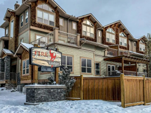 Fenwick Vacation Rentals Spacious Mountain 2 Bedroom with Hot tub