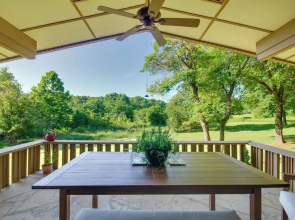 Tranquil Mid-century Modern Cottage w/ Forest View