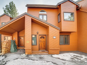 Mammoth Lakes Condo: Walk to Village & Gondola!