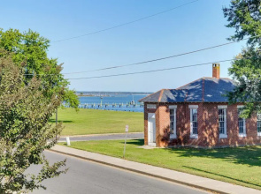 Waterfront Cambridge Cottage: Steps to Marina!