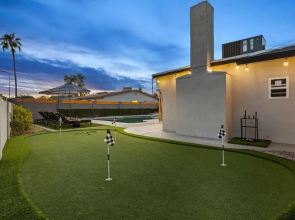 Desert Dreaming Deluxe Retreat w Pool Putt