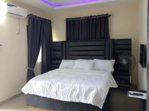 2 Bed - Sleeps 4 - Aircon - Free Parking