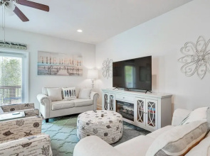 PCB Townhome w/ Deck & Pool Access: 3 Mi to Beach!