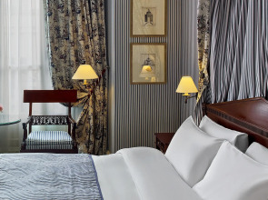 Le Dokhan’s Paris Arc de Triomphe, a Tribute Portfolio Hotel