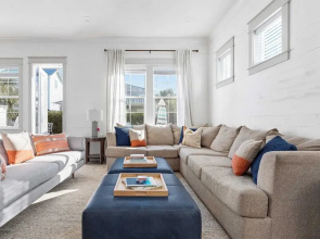 Sleeps 18! 7bdr, Backyard Pool, Walk to Beach Miramar Beach Jewel by Avantstay