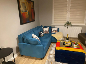 Lovely 3 bed with jacuzzi, close to airport, driveway, wifi
